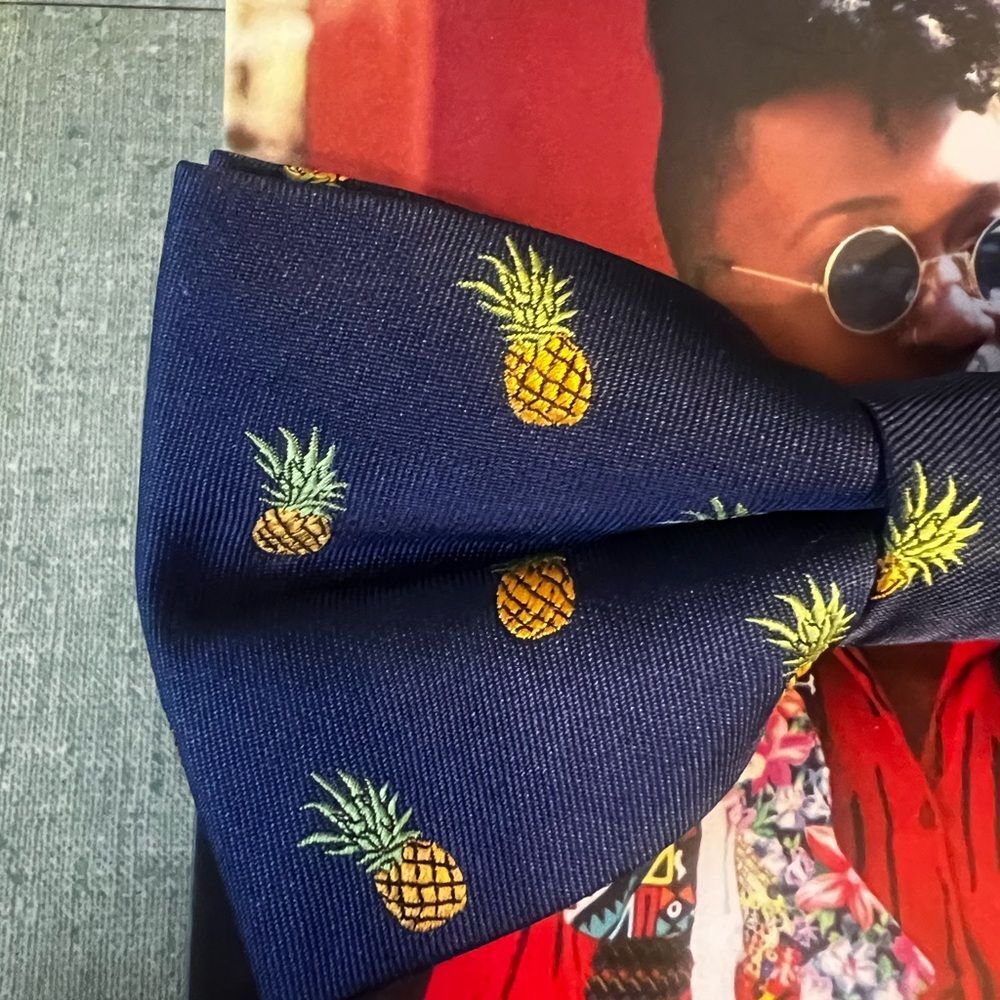 BOWTIE Behavior Pineapple Print Fashion Bow-tie Navy Handmade NEW - Picture 3 of 4